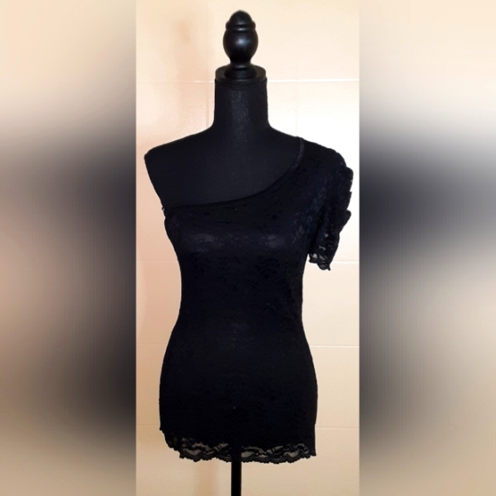 Bebe Scalloped Lace Top Size Med.